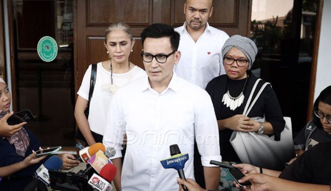 Selebriti Marcelino Lefrandt menghadiri sidang perceraiannya dengan istrinya Dewi Rezer di Pengadilan Negeri Jakarta Selatan, Jakarta, Kamis (21/7). Dewi Rezer tidak hadir pada sidang kali ini. Foto: Ricardo/JPNN.com - JPNN.com