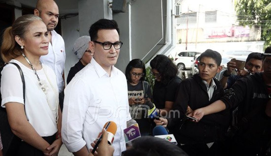 Selebriti Marcelino Lefrandt menghadiri sidang perceraiannya dengan istrinya Dewi Rezer di Pengadilan Negeri Jakarta Selatan, Jakarta, Kamis (21/7). Dewi Rezer tidak hadir pada sidang kali ini. Foto: Ricardo/JPNN.com - JPNN.com