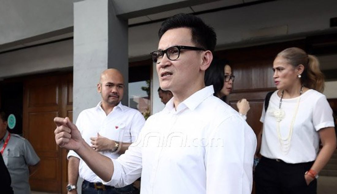 Selebriti Marcelino Lefrandt menghadiri sidang perceraiannya dengan istrinya Dewi Rezer di Pengadilan Negeri Jakarta Selatan, Jakarta, Kamis (21/7). Dewi Rezer tidak hadir pada sidang kali ini. Foto: Ricardo/JPNN.com - JPNN.com