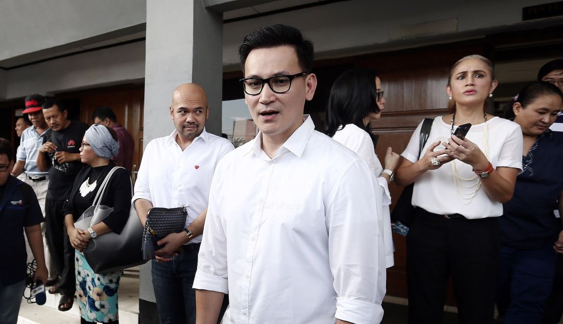 Selebriti Marcelino Lefrandt menghadiri sidang perceraiannya dengan istrinya Dewi Rezer di Pengadilan Negeri Jakarta Selatan, Jakarta, Kamis (21/7). Dewi Rezer tidak hadir pada sidang kali ini. Foto: Ricardo/JPNN.com - JPNN.com