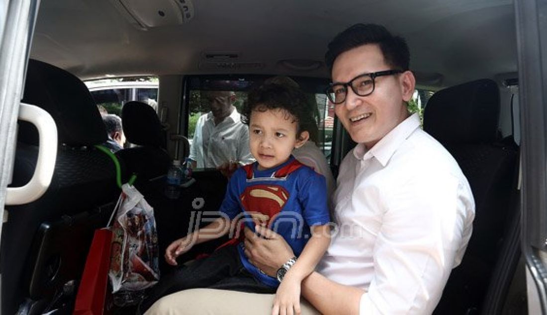 Selebriti Marcelino Lefrandt menghadiri sidang perceraiannya dengan istrinya Dewi Rezer di Pengadilan Negeri Jakarta Selatan, Jakarta, Kamis (21/7). Dewi Rezer tidak hadir pada sidang kali ini. Foto: Ricardo/JPNN.com - JPNN.com