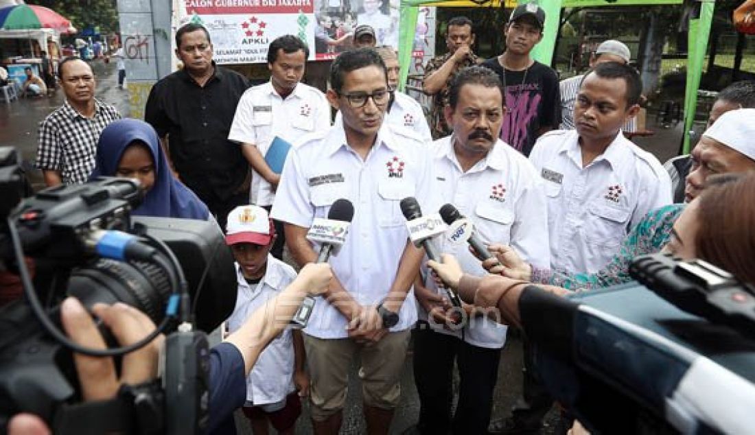 Ketua Dewan Pelindung PKL Indonesia dan Bakal Calon Gubernur DKI Jakarta Sandiaga Uno bertatap muka dengan PKL, Jakarta, Jumat (22/7). Selain berdialog, acara tersebut juga secara simbolis menyerahkan beasiswa kepada anak-anak PKL. Foto: Ricardo/JPNN - JPNN.com