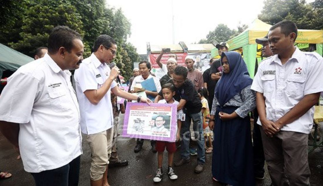 Ketua Dewan Pelindung PKL Indonesia dan Bakal Calon Gubernur DKI Jakarta Sandiaga Uno bertatap muka dengan PKL, Jakarta, Jumat (22/7). Selain berdialog, acara tersebut juga secara simbolis menyerahkan beasiswa kepada anak-anak PKL. Foto: Ricardo/JPNN - JPNN.com