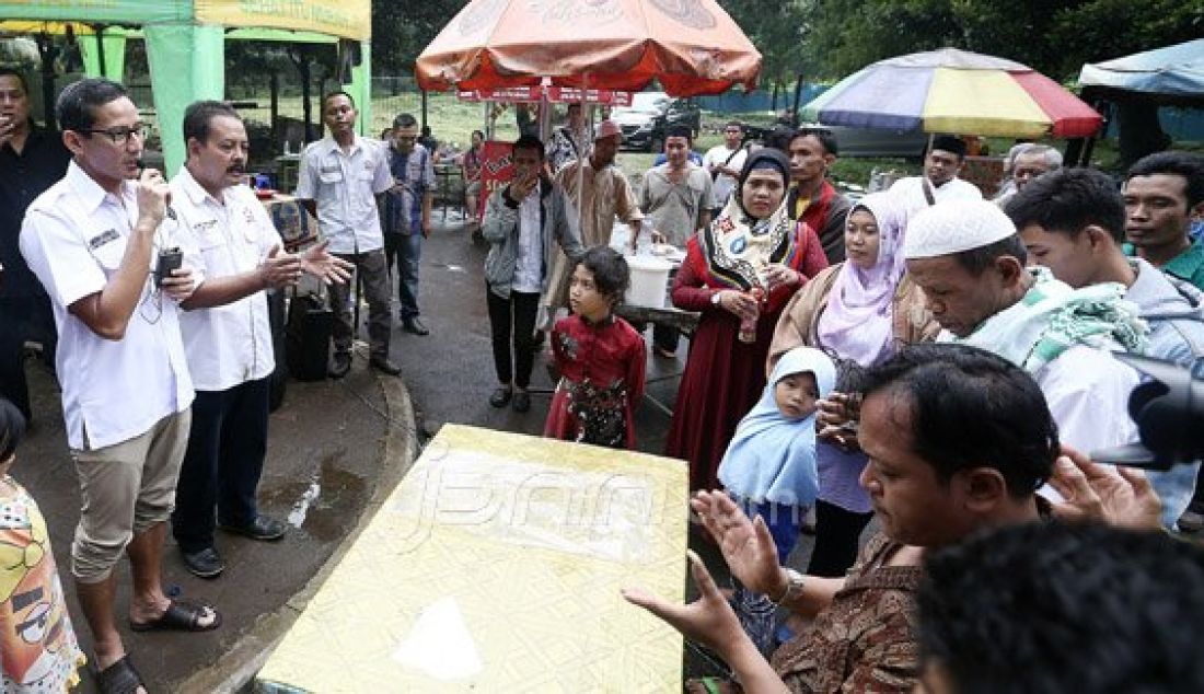 Ketua Dewan Pelindung PKL Indonesia dan Bakal Calon Gubernur DKI Jakarta Sandiaga Uno bertatap muka dengan PKL, Jakarta, Jumat (22/7). Selain berdialog, acara tersebut juga secara simbolis menyerahkan beasiswa kepada anak-anak PKL. Foto: Ricardo/JPNN - JPNN.com