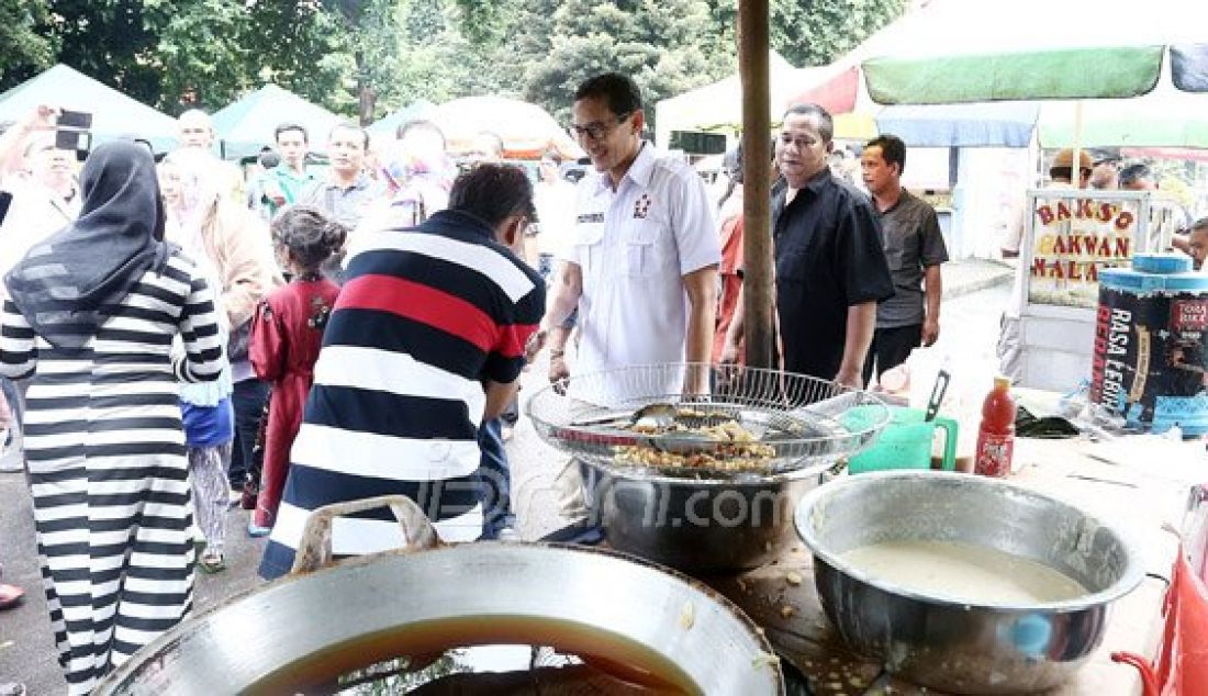 Ketua Dewan Pelindung PKL Indonesia dan Bakal Calon Gubernur DKI Jakarta Sandiaga Uno bertatap muka dengan PKL, Jakarta, Jumat (22/7). Selain berdialog, acara tersebut juga secara simbolis menyerahkan beasiswa kepada anak-anak PKL. Foto: Ricardo/JPNN - JPNN.com