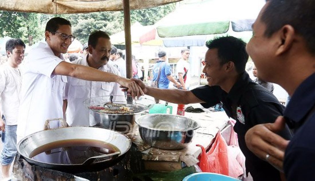 Ketua Dewan Pelindung PKL Indonesia dan Bakal Calon Gubernur DKI Jakarta Sandiaga Uno bertatap muka dengan PKL, Jakarta, Jumat (22/7). Selain berdialog, acara tersebut juga secara simbolis menyerahkan beasiswa kepada anak-anak PKL. Foto: Ricardo/JPNN - JPNN.com