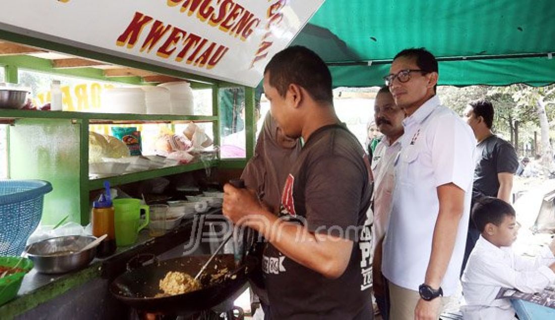 Ketua Dewan Pelindung PKL Indonesia dan Bakal Calon Gubernur DKI Jakarta Sandiaga Uno bertatap muka dengan PKL, Jakarta, Jumat (22/7). Selain berdialog, acara tersebut juga secara simbolis menyerahkan beasiswa kepada anak-anak PKL. Foto: Ricardo/JPNN - JPNN.com