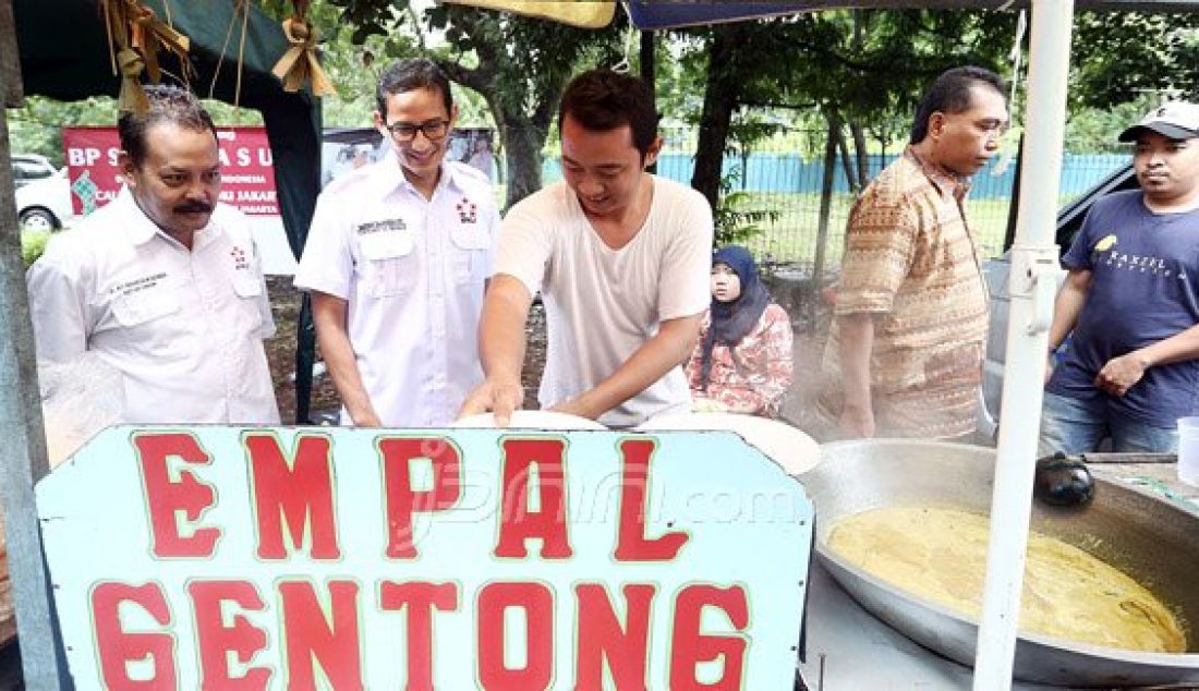 Ketua Dewan Pelindung PKL Indonesia dan Bakal Calon Gubernur DKI Jakarta Sandiaga Uno bertatap muka dengan PKL, Jakarta, Jumat (22/7). Selain berdialog, acara tersebut juga secara simbolis menyerahkan beasiswa kepada anak-anak PKL. Foto: Ricardo/JPNN - JPNN.com