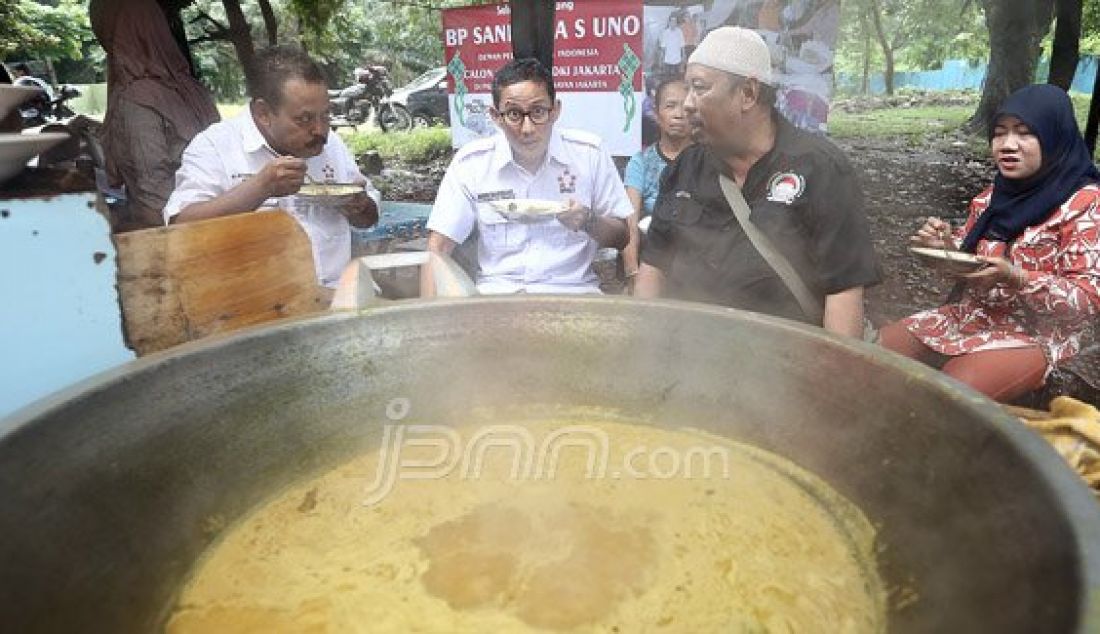 Ketua Dewan Pelindung PKL Indonesia dan Bakal Calon Gubernur DKI Jakarta Sandiaga Uno bertatap muka dengan PKL, Jakarta, Jumat (22/7). Selain berdialog, acara tersebut juga secara simbolis menyerahkan beasiswa kepada anak-anak PKL. Foto: Ricardo/JPNN - JPNN.com