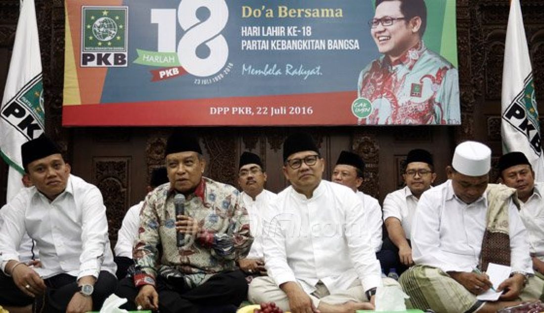 Ketua Umum DPP PKB, Muhaimin Iskandar (kedua kanan) bersama Ketua Umum PBNU, KH said Aqil Siradj (kedua kiri) dan Sekjen PKB, Abdul Kadir Karding (kiri) saat menghadiri doa bersama jelang Harlah PKB ke-18 di kantor DPP PKB, Jakarta, Jumat (22/7) malam. Harlah PKB yang diselenggarakan tanggal 23 Juli 2016 tersebut, mengangkat tema &quot;Membela Rakyat&quot;. Foto : Ricardo/JPNN.com - JPNN.com