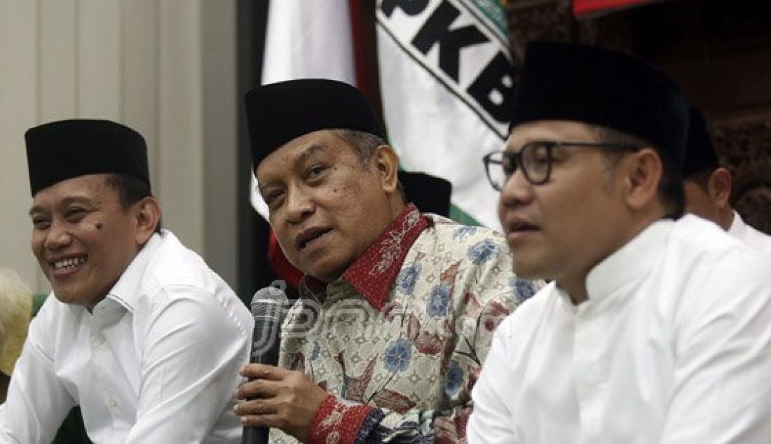 Ketua Umum DPP PKB, Muhaimin Iskandar (kedua kanan) bersama Ketua Umum PBNU, KH said Aqil Siradj (kedua kiri) dan Sekjen PKB, Abdul Kadir Karding (kiri) saat menghadiri doa bersama jelang Harlah PKB ke-18 di kantor DPP PKB, Jakarta, Jumat (22/7) malam. Harlah PKB yang diselenggarakan tanggal 23 Juli 2016 tersebut, mengangkat tema &quot;Membela Rakyat&quot;. Foto : Ricardo/JPNN.com - JPNN.com
