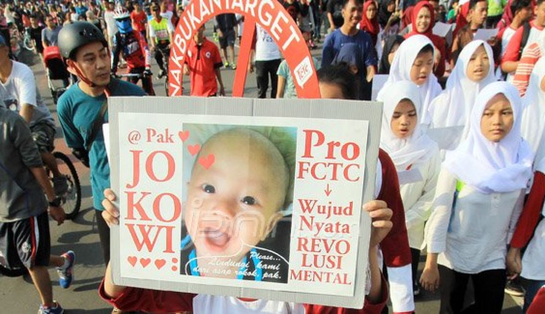 Penggiat anak menggelar aksi simpatik memperingati hari anak nasional di kawasan Bundaran HI, Jakarta, Minggu (24/7). Aksi bertujuan melindungi anak-anak dari rokok yang membahayakan kesehatan, bukan target kekerasan, kejahatan dan eksploitasi seksual. Foto: Ricardo/JPNN.com - JPNN.com