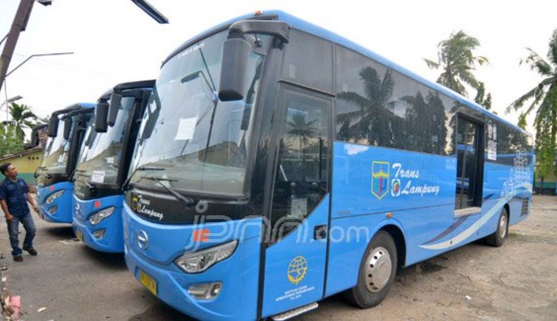 Kementerian Perhubungan (Kemenhub) berencana kembali memberikan bantuan 30 unit bus kepada Pemprov Lampung. Saat ini bus bantuan dari Kementerian Perhubungan Sebanyak 20 unit masih berada di bengkel Senko, Kedaton, Bandarlampung, Minggu (24/7). Foto: Tegar/Radar Lampung - JPNN.com