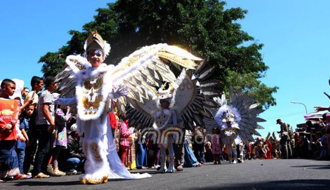 Warga Wonosobo tumpah ruah ke jalan-jalan saat menyaksikan Wonosobo Costume Carnival (W2C), Minggu (24/7). W2C mengusung tema legenda dan dongeng cerita rakyat dalam Fantasia Indonesia. Foto: Sumali/Radar Kedu - JPNN.com