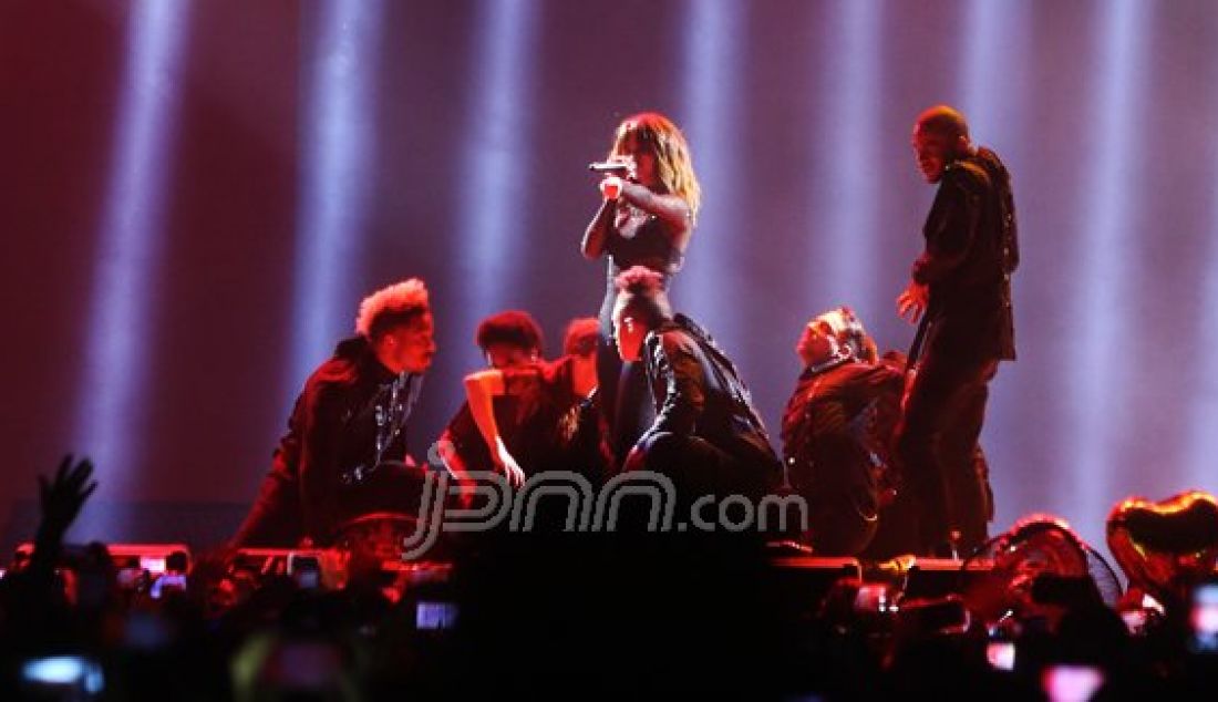 Penyanyi Selena Gomez tampil memukau dihadapan para penggemar dalam konser Revival Tour Jakarta di ICE BSD CIty. Konser Selena Gomez ini dipersembahkan oleh Cornetto untuk mewujudkan impian para remaja untuk lebih dekat dengan idolanya. Foto: Imogen for JPNN - JPNN.com