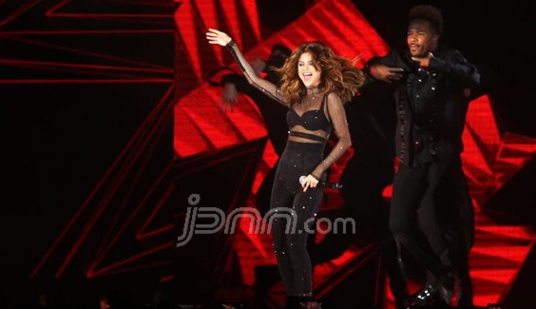 Penyanyi Selena Gomez tampil memukau dihadapan para penggemar dalam konser Revival Tour Jakarta di ICE BSD CIty. Konser Selena Gomez ini dipersembahkan oleh Cornetto untuk mewujudkan impian para remaja untuk lebih dekat dengan idolanya. Foto: Imogen for JPNN - JPNN.com