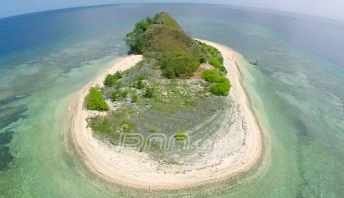 MENJANJIKAN: Pulau Punten yang ada di Desa Tumbak, Mitra merupakan salah satu objek pariwisata andalan baru di Sulawesi Utara. Foto: Rivansky/Manado Post - JPNN.com