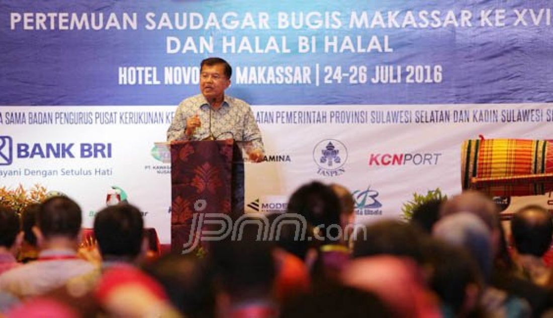 Wakil Presiden RI HM Jusuf Kalla berpidato dalam Pertemuan Saudagar Bugis Makassar (PSBM) XVI di Hotel Novotel Makassar, Senin (25/7). Foto: Tawakkal/FAJAR - JPNN.com