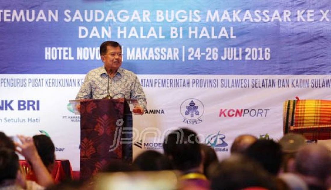 Wakil Presiden RI HM Jusuf Kalla berpidato dalam Pertemuan Saudagar Bugis Makassar (PSBM) XVI di Hotel Novotel Makassar, Senin (25/7). Foto: Tawakkal/FAJAR - JPNN.com