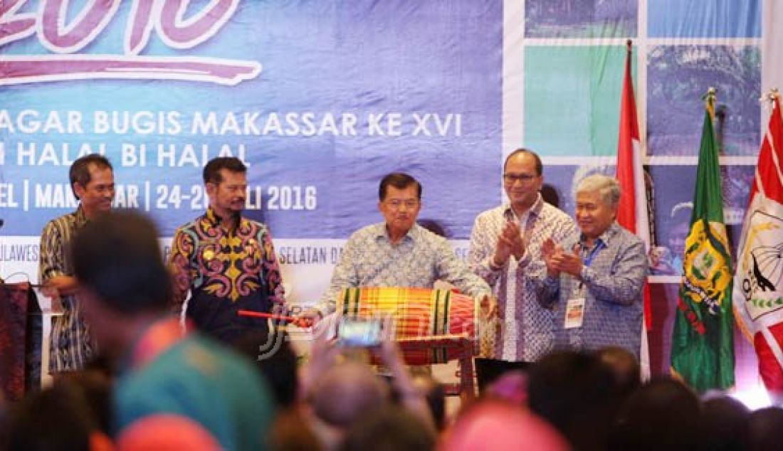 Wakil Presiden RI HM Jusuf Kalla memukul gendang sebagai tanda dibukanya Pertemuan Saudagar Bugis Makassar (PSBM) XVI di Hotel Novotel Makassar, Senin (25/7). Foto: Tawakkal/FAJAR - JPNN.com