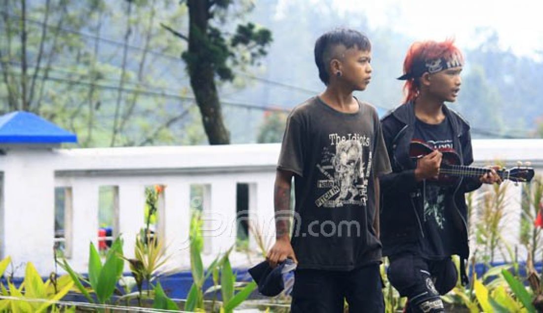 MARJINAL: Anak punk semakin menjamur di kawasan Puncak Bogor, Jawa Barat. Foto: Afrial/Radar Bogor - JPNN.com