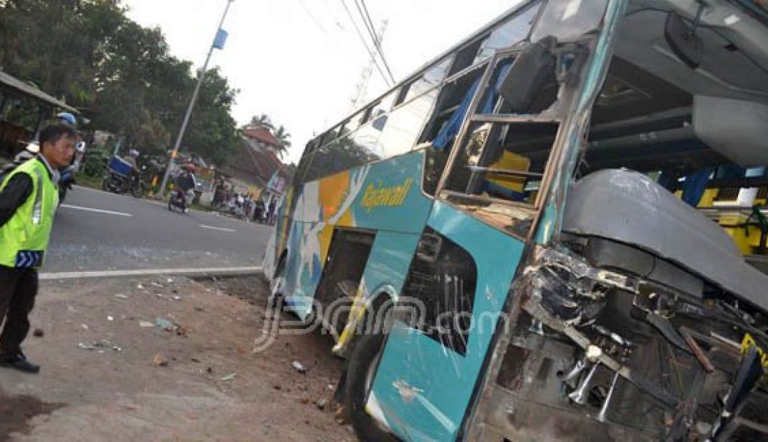 RINGSEK: Sebuah bus bertabrakan dengan mobil Grand Max di Jalan Ciamis, Tasikmalaya, Senin (25/7). Kecelakaan itu mengakibatkan dua orang tewas di tempat. Foto: Iman/Radar Tasikmalaya - JPNN.com