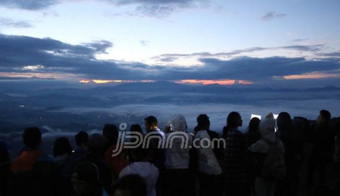Suasana di Puncak Lolai di Toraja Utara, Senin, (25/7). Pemandangan di kawasan ini berhasil menarik banyak wisatawan setiap pekan. Wisatawan dapat menikmati matahari pagi di tempat yang dikenal dengan negeri di atas awan. Foto: M Idham/FAJAR - JPNN.com
