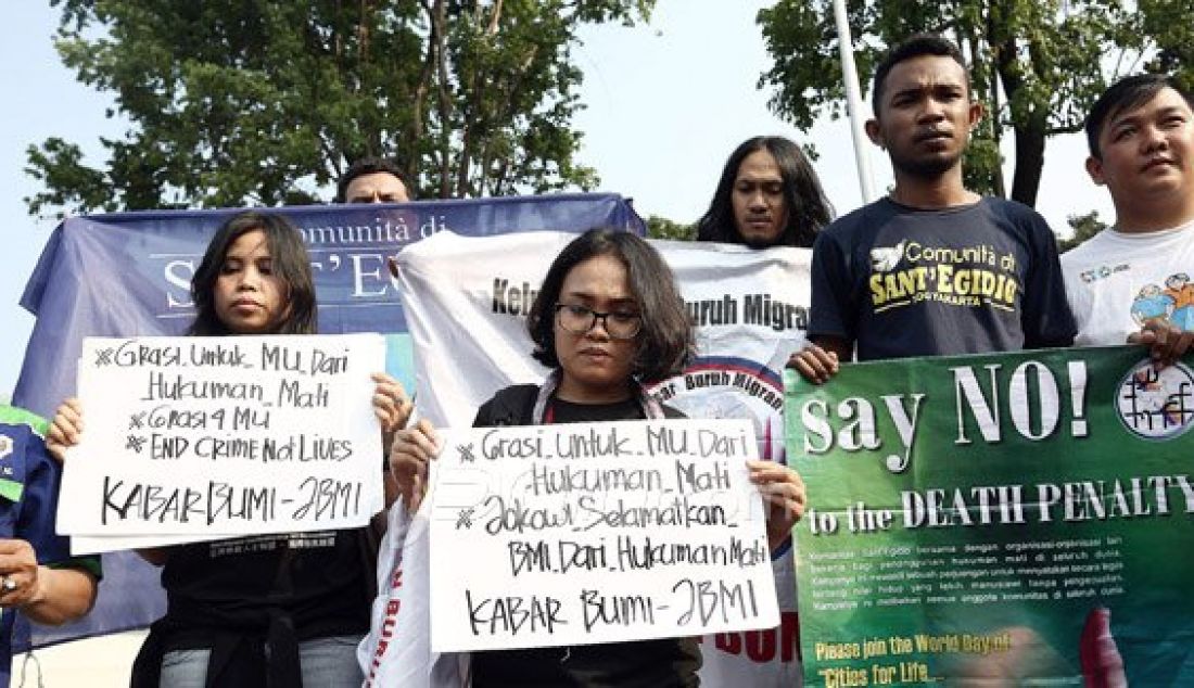 Sejumlah massa dari Aliansi Tolak Hukuman Mati melakukan aksi di depan Istana Negara, Jakarta, Selasa (26/7). Massa meminta pemerintah untuk memberikan grasi dan batalkan eksekusi mati bagi terpidana Merry Utami (MU). Foto: Ricardo/JPNN.com - JPNN.com