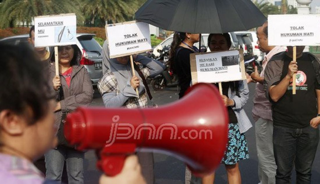 Sejumlah massa dari Aliansi Tolak Hukuman Mati melakukan aksi di depan Istana Negara, Jakarta, Selasa (26/7). Massa meminta pemerintah untuk memberikan grasi dan batalkan eksekusi mati bagi terpidana Merry Utami (MU). Foto: Ricardo/JPNN.com - JPNN.com