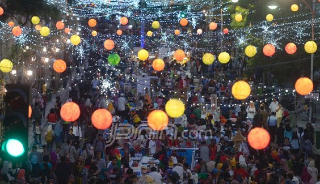 MENYEMUT: Festival Tunjungan yang berlangsung di jalan lendendaris itu dipenuhi pengunjung. Foto: Satria/Radar Surabaya - JPNN.com