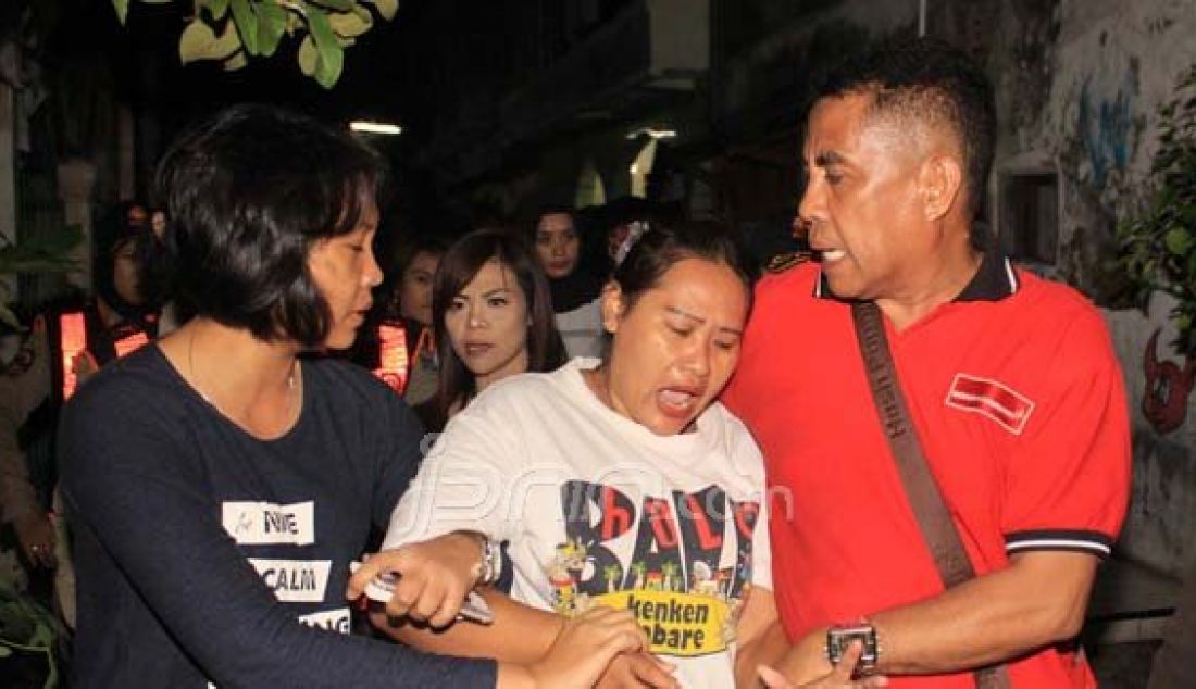 Anggota Unit PPA Polrestabes Surabaya bersama satpol PP menangkap salah satu wanita yang diduga menjadi PSK di salah satu rumah kost yang dijadikan kamar untuk aktifitas prostitusi di Kupang Gunung Timur VII, Senin (25/7). Foto: Ahmad /Jawa Pos - JPNN.com