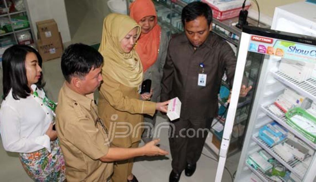 SIDAK: Petugas Dinas Kesehatan Kota Gorontalo dan BPOM Gorontalo saat sidak di salah satu RS Kota Gorontalo untuk menelusuri keberadaan vaksin palsu, Senin (25/7). Foto: Natha/Gorontalo Post - JPNN.com