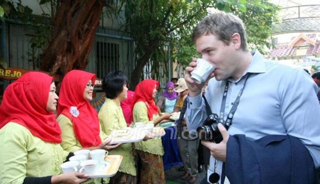 Felix Kalkowsky, perwakilan dari Republic of Korea sedang mencoba jahe pletok, minuman khas kampung Genteng Candirejo surabaya pada acara Field Visit yang merupakan serangkaian acara dari PrepCom 3 for UN Habitat III, Surabaya, Selasa (26/7). Foto: Dika/Jawa Pos - JPNN.com