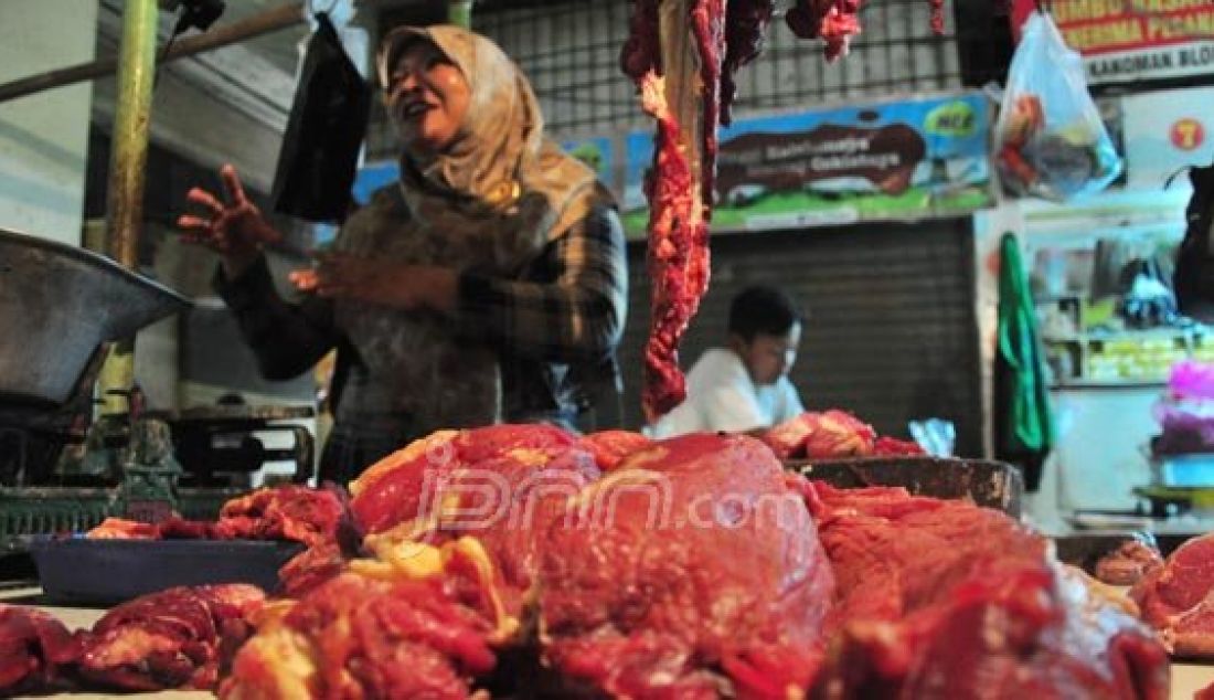 Harga daging di sejumlah pasar tradisional yang ada di Kabupaten cirebon masih belum setabil, hal ini di sebabkan masih tingginya harga daging dari penjagalan, Selasa(26/7). Foto: Ilmi/Radar Cirebon - JPNN.com