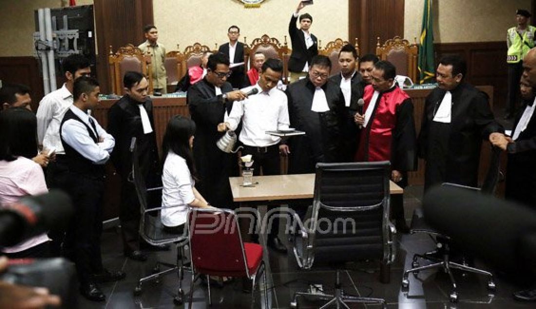 Pengadilan Negeri Jakarta Pusat, kembali menggelar sidang lanjutan kasus kopi beracun dengan terdakwa Jessica Kumala Wongso, Rabu (27/7). Selain mendengarkan keterangan saksi pegawai Kafe Olivier, sidang juga menggelar rekonstruksi di dalam persidangan. Foto: Ricardo/JPNN.com - JPNN.com