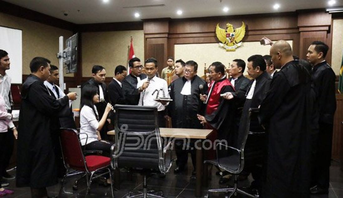 Pengadilan Negeri Jakarta Pusat, kembali menggelar sidang lanjutan kasus kopi beracun dengan terdakwa Jessica Kumala Wongso, Rabu (27/7). Selain mendengarkan keterangan saksi pegawai Kafe Olivier, sidang juga menggelar rekonstruksi di dalam persidangan. Foto: Ricardo/JPNN.com - JPNN.com