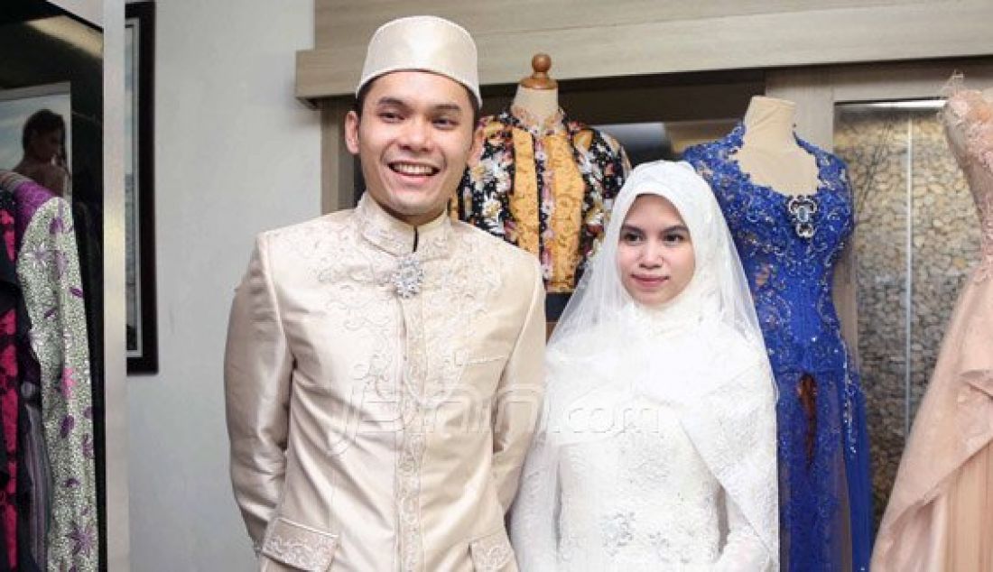 SEMOGA LANGGENG: Ben Kasyafani dan Nesyana Ayu Nabila melakukan fitting busana pengantin di House of Ferry Sunarto. Foto: Fedrik/Jawa Pos - JPNN.com