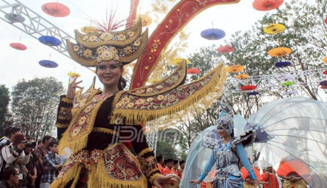 UNIK: Pawai Nusantara Pemerintah Kota Se-Indonesia (Apeksi) 2016 diadakan di Kota Jambi, Rabu (27/7). Seluruh Kota Se-Indonesia menampilkan berbagai kesenian dan keunikannya. Foto: Eddy/Jambi Independent - JPNN.com
