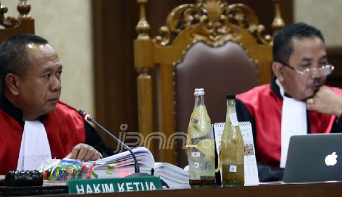 Barang bukti kopi sianida saat dipertunjukan pada sidang kasus pembunuhan Wayan Mirna Salihin dengan terdakwa Jessica Kumala Wongso di Pengadilan Negeri Jakarta Pusat, Jakarta, Kamis (28/7). Foto: Ricardo/JPNN.com - JPNN.com