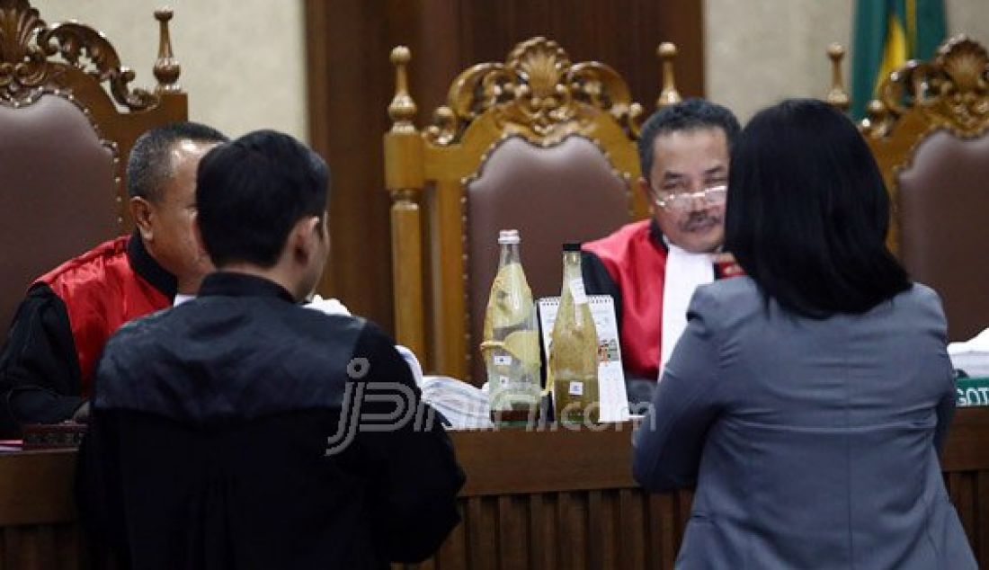 Barang bukti kopi sianida saat dipertunjukan pada sidang kasus pembunuhan Wayan Mirna Salihin dengan terdakwa Jessica Kumala Wongso di Pengadilan Negeri Jakarta Pusat, Jakarta, Kamis (28/7). Foto: Ricardo/JPNN.com - JPNN.com