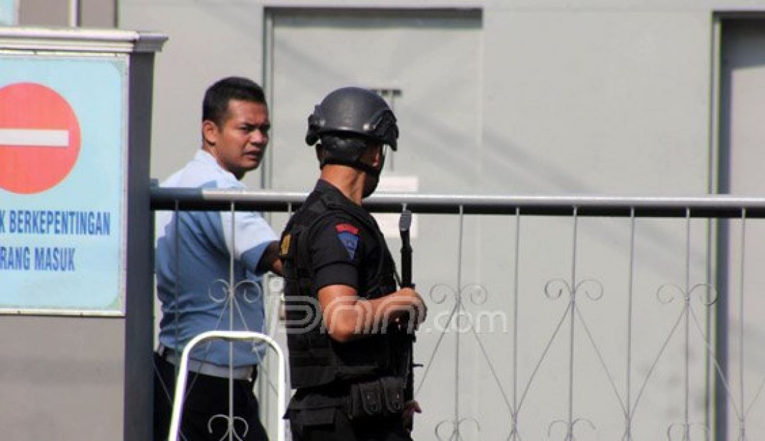 Personel Kepolisian dengan bersenjata lengkap berjaga disekitar pintu masuk pelabuhan Wijayapura, Cilacap, Kamis (28/7). Foto: Dimas/Radar Banyumas - JPNN.com