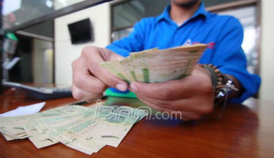 PENUKARAN REAL: Jelang musim haji 2016, tempat penukaran uang mengalami kenaikan terutama mata uang real, Kamis (28/7). Foto: Okri/Radar Cirebon - JPNN.com