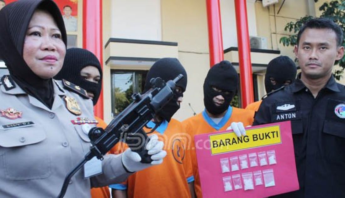 Kabag Humas Polrestabes Surabaya, Kompol Lily Djafar menunjukkan senjata berupa Airgun dari hasil penggerebekan di rumah tersangka Chairul Anam, seorang bandar narkoba, Kamis (28/7). Foto: Yuan/Radar Surabaya - JPNN.com
