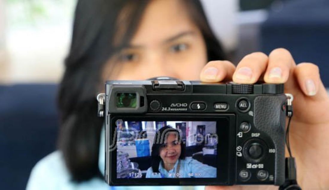Seorang Netizen mengabadikan momen menggunakan kamera mirrosless untuk kemudian diunggah ke Youtube, Kamis (28/7). Video blogging atau vlog kini mulai menjadi tren. Foto: Idham/FAJAR - JPNN.com