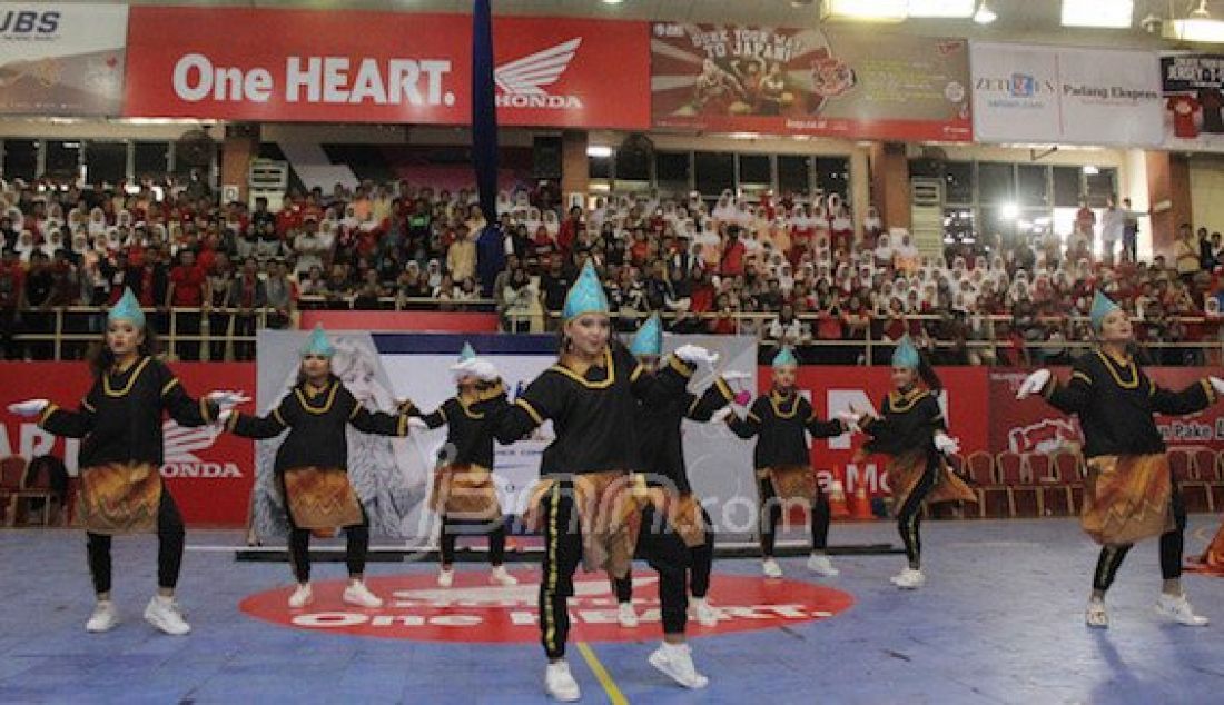 RANCAK: Penampilan tim dance SMAN 3 Padang di GOR Prayoga Padang dalam opening party Honda DBL West Sumatera Series kemarin. FOTO: JPG - JPNN.com