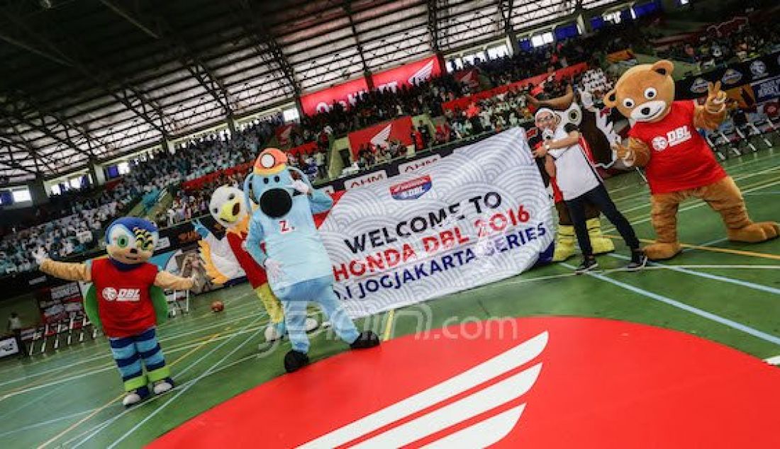 BIKIN GEMAS: Maskot-maskot sekolah peserta Honda DBL DI Jogjakarta Series dalam opening party di GOR UNY kemarin. FOTO: ABRAHAM GENTA BUWANA/JAWA POS RADAR JOGJA - JPNN.com