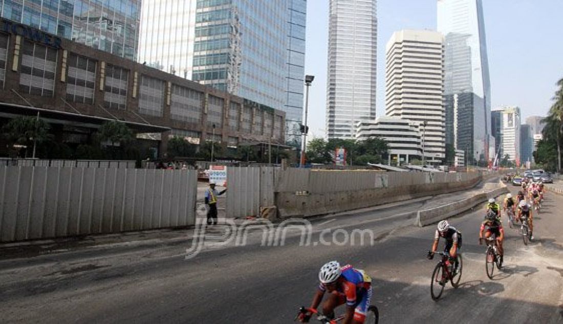 Pebalap sepeda saat mengikuti Tour de Jakarta di Kawasan Bundaran HI, Jakarta, Sabtu (30/7). Tour de Jakarta (TdJ) 2016 diikuti oleh 13 regu dalam negeri dan enam regu luar negeri dengan jarak tempuh sekitar 175,5 KM melintasi Jalan Sudirman-Thamrin sebanyak 13 putaran. Foto : Ricardo/JPNN.com - JPNN.com