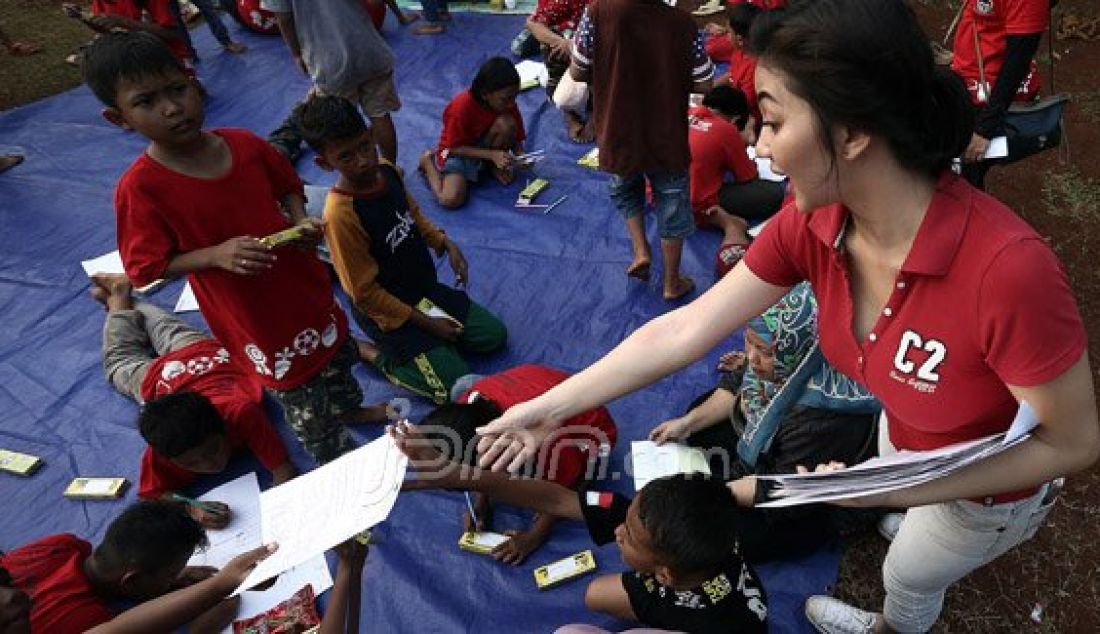 Artis Ariel Tatum ikut meriahkan program sosial satu juta bolpoin untuk anak Indonesia di Bumi Perkemahan Ragunan, Jakarta, Sabtu (30/7). Foto : Ricardo/JPNN.com - JPNN.com