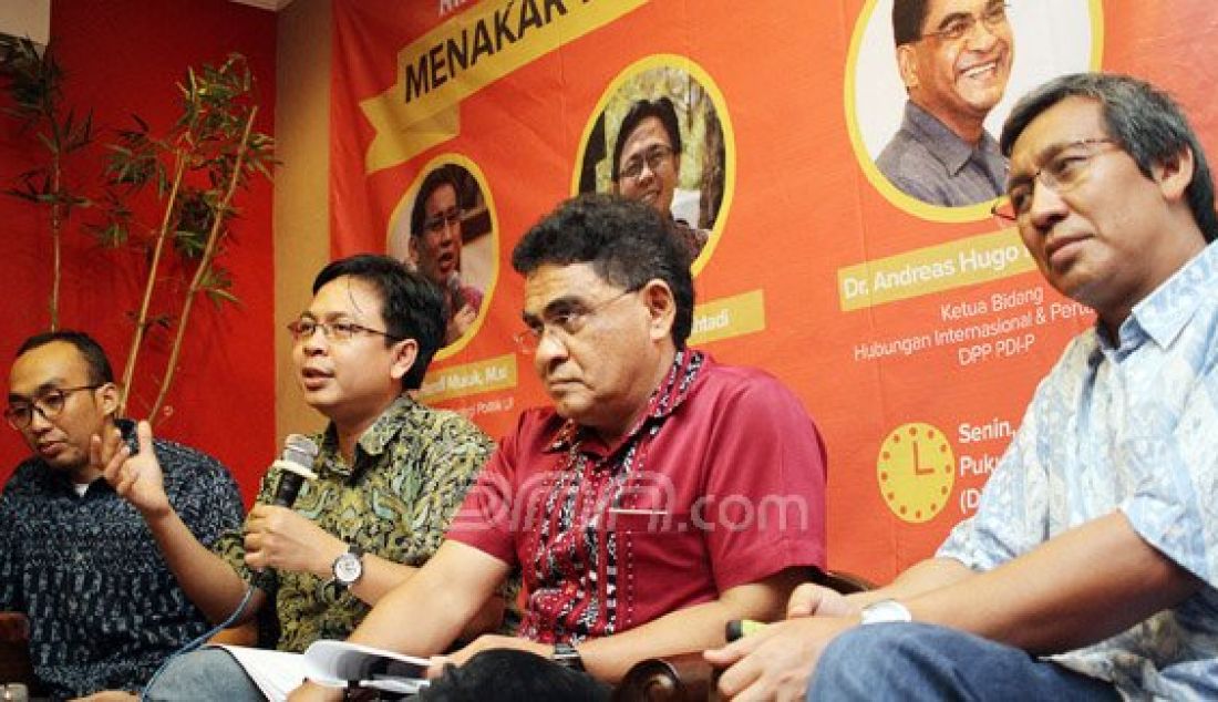 Direktur Eksekutif Indikator Politik Indonesia, Burhanuddin Muhatdi, Ketua DPP PDIP, Andreas Huga Pareira dan Ketua Laboratorium Psikologi Politik UI, Dr. Hamdi Muluk (kanan) saat memaparkan survei opinion leader 'Menakar Kandidat DKI I', Jakarta, Senin (1/8). Hasil survei ada tiga tokoh yang paling direkomendasi, yakni Ahok, Emil dan Risma. Foto: Ricardo/JPNN.com - JPNN.com