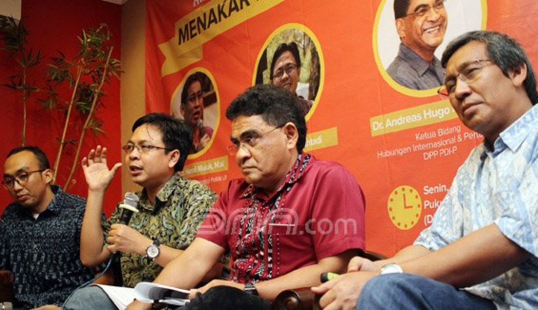 Direktur Eksekutif Indikator Politik Indonesia, Burhanuddin Muhatdi, Ketua DPP PDIP, Andreas Huga Pareira dan Ketua Laboratorium Psikologi Politik UI, Dr. Hamdi Muluk (kanan) saat memaparkan survei opinion leader 'Menakar Kandidat DKI I', Jakarta, Senin (1/8). Hasil survei ada tiga tokoh yang paling direkomendasi, yakni Ahok, Emil dan Risma. Foto: Ricardo/JPNN.com - JPNN.com